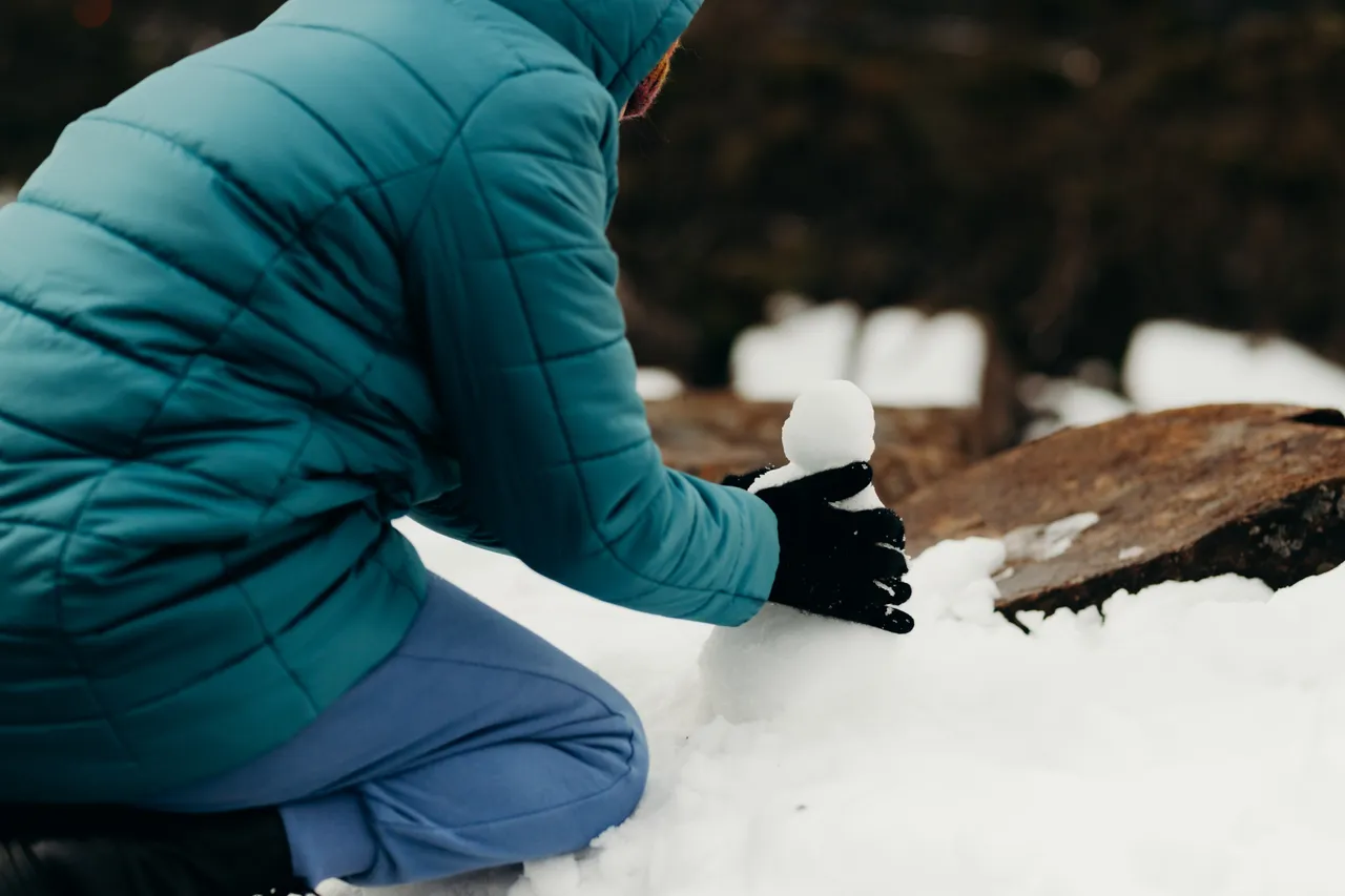 Building snowman on kunanyi / Mount Wellington