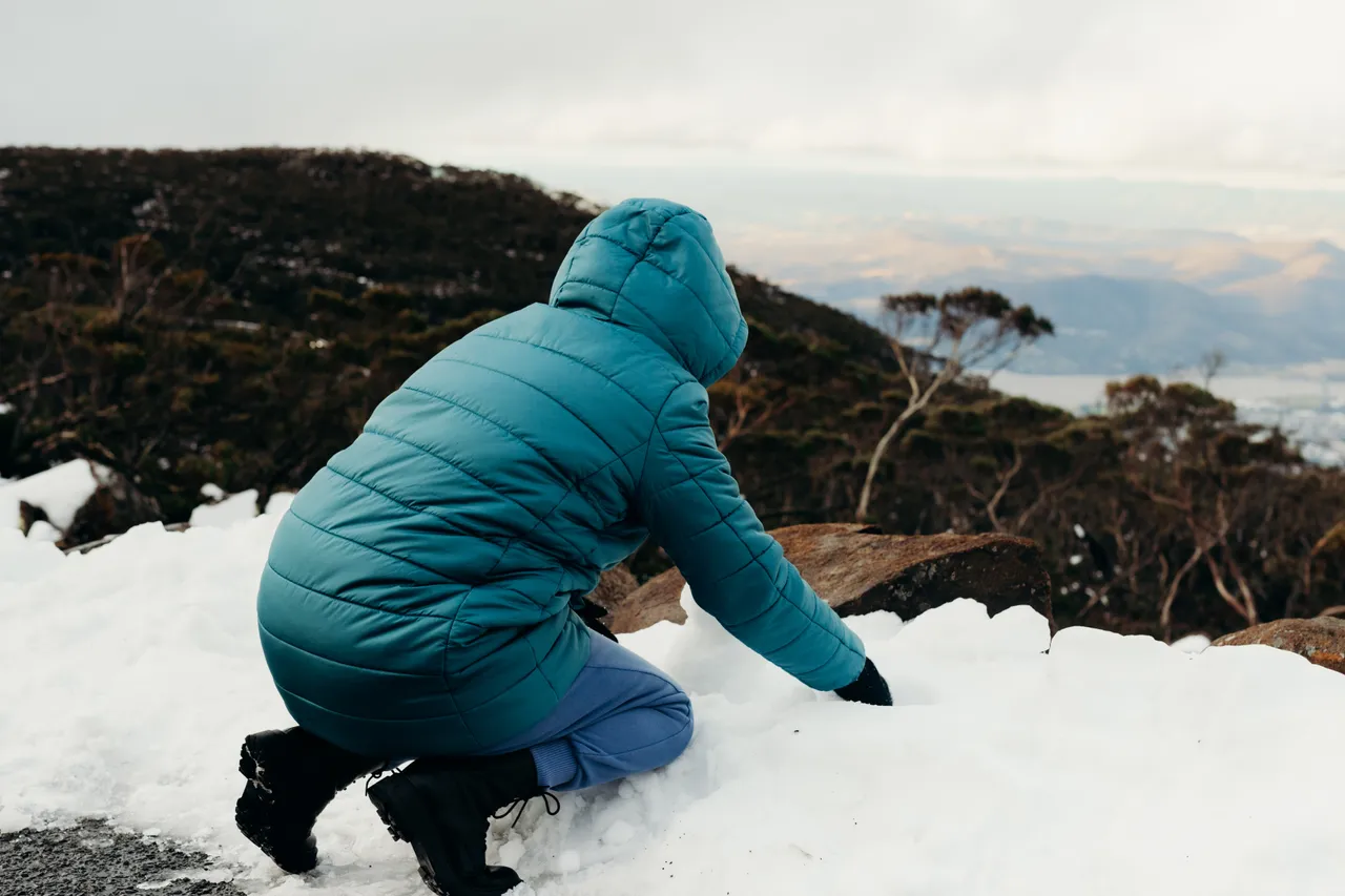 Building snowman on kunanyi / Mount Wellington
