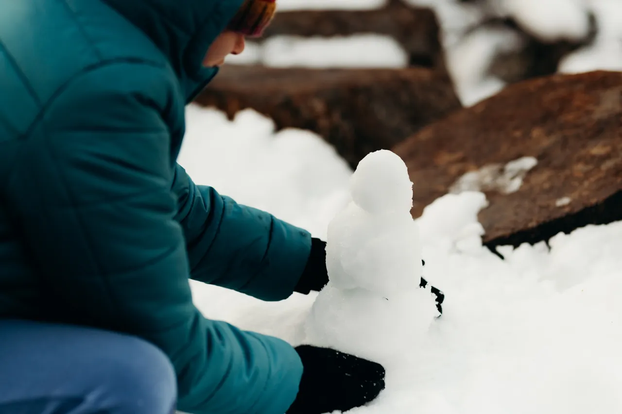 Building snowman on kunanyi / Mount Wellington