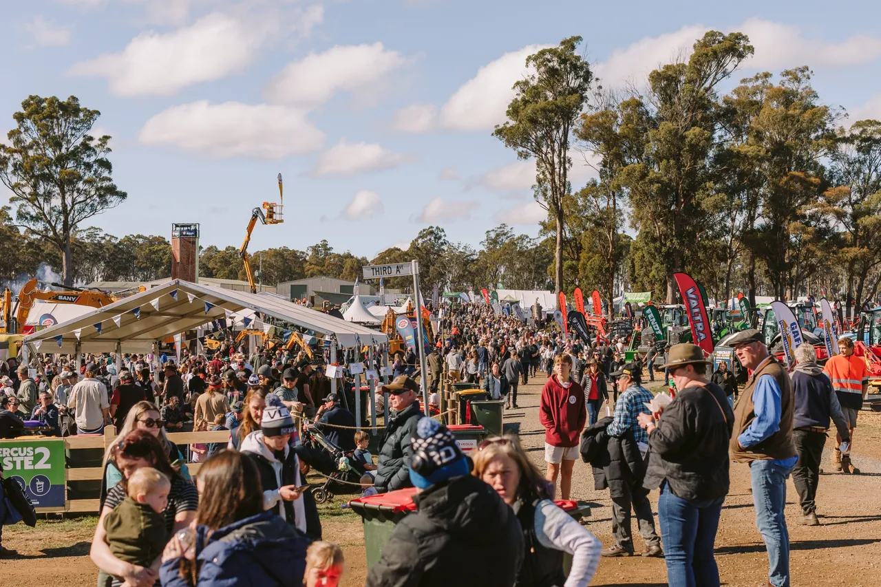 Crowds at Agfest