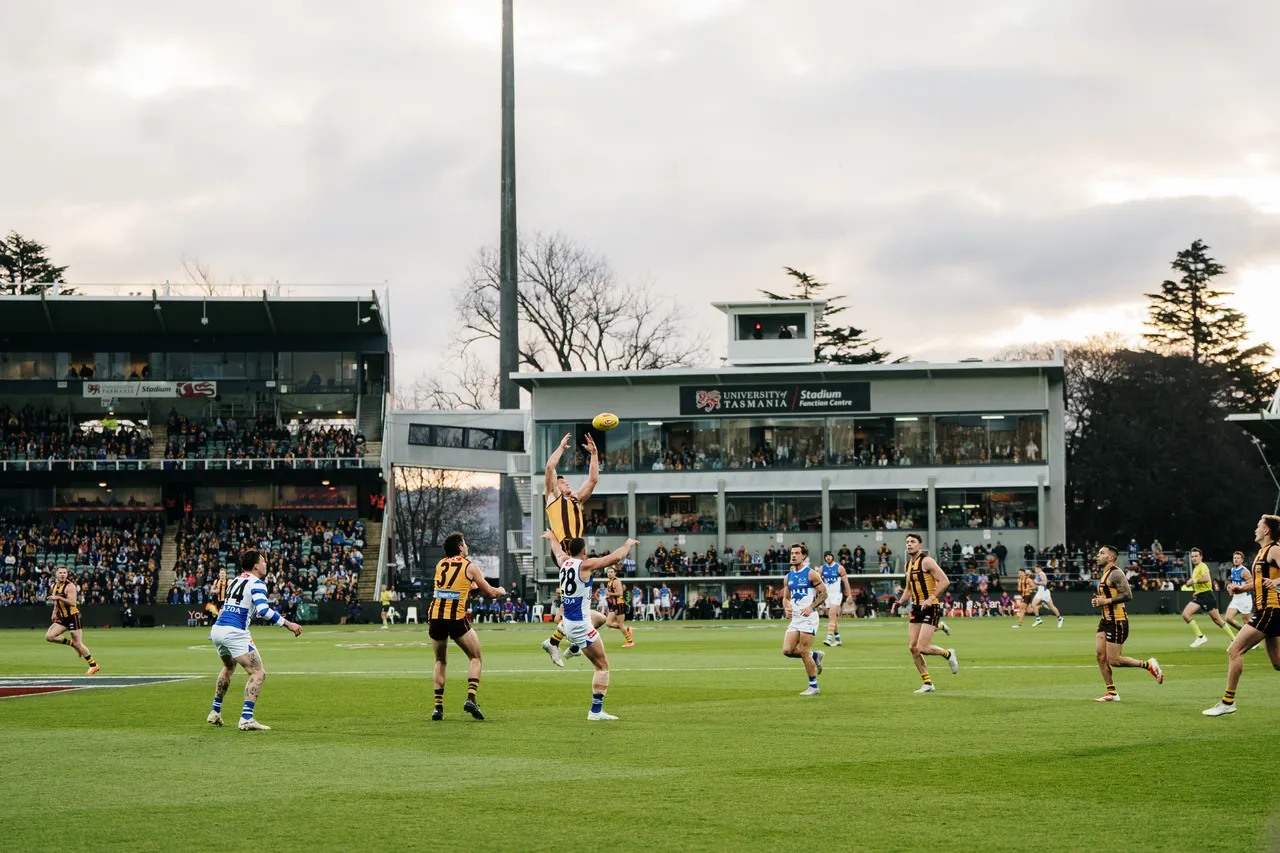 Hawthorn vs North Melbourne at UTAS Stadium