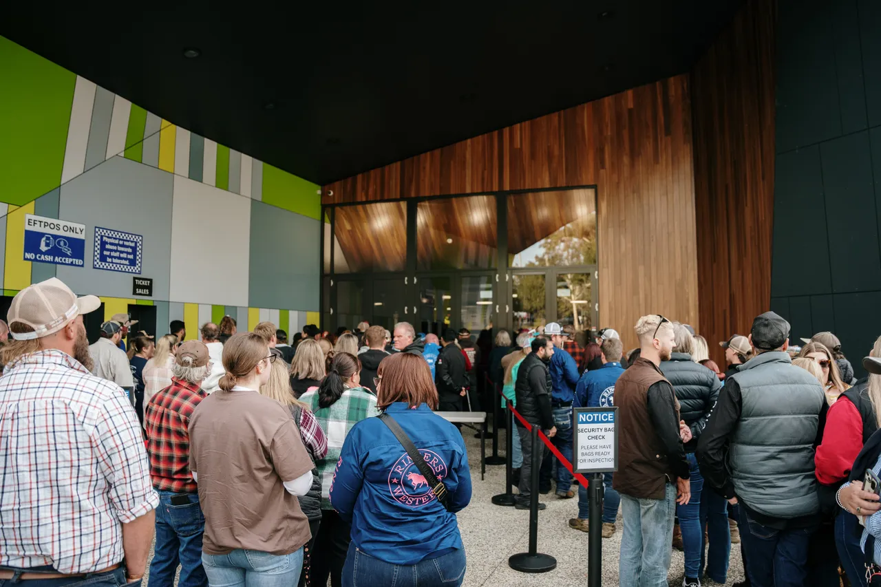 Queue Outside the Silverdome
