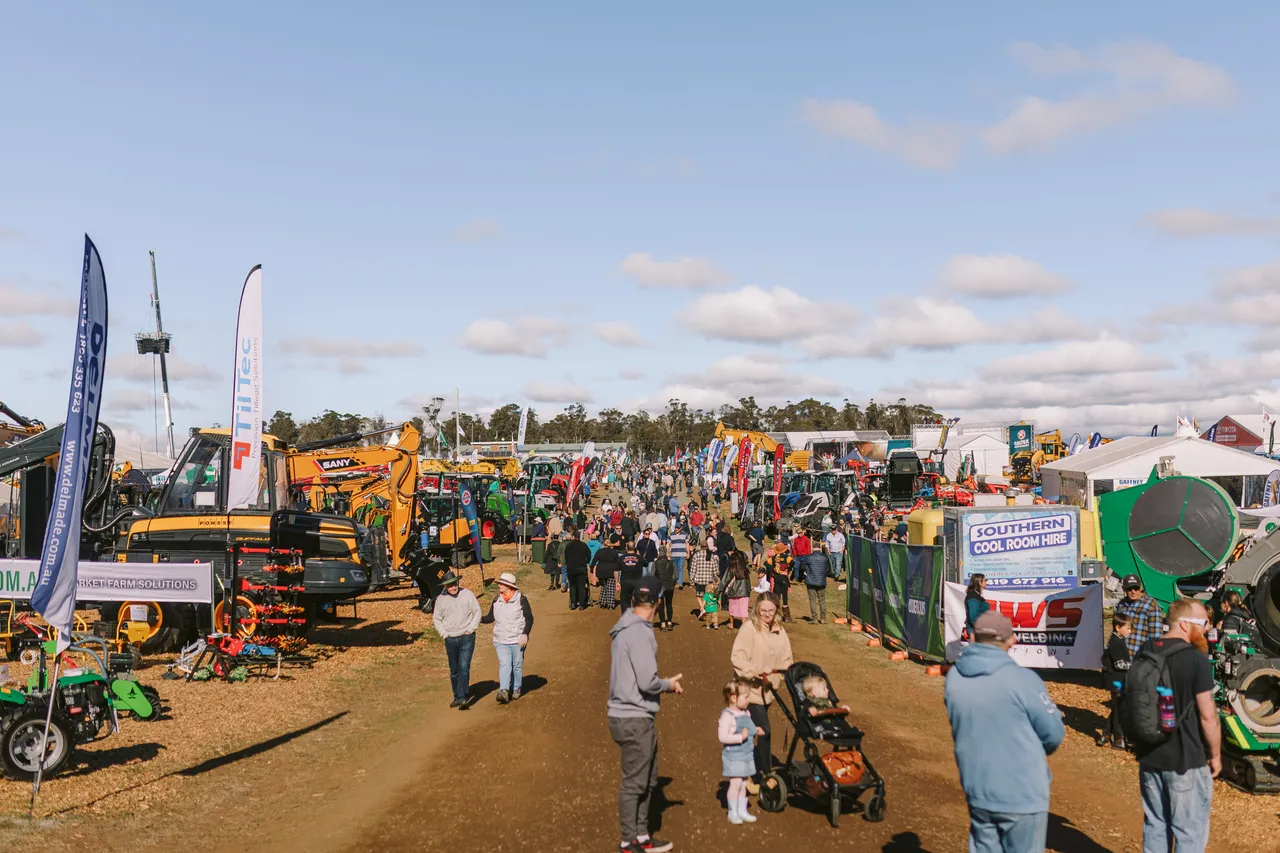 Crowds at Agfest
