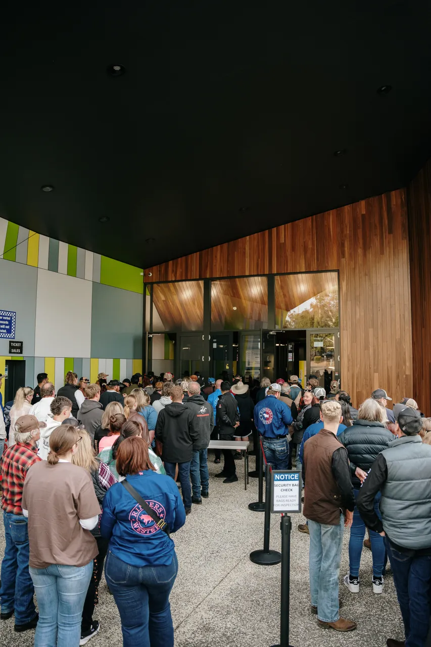 Queue Outside the Silverdome