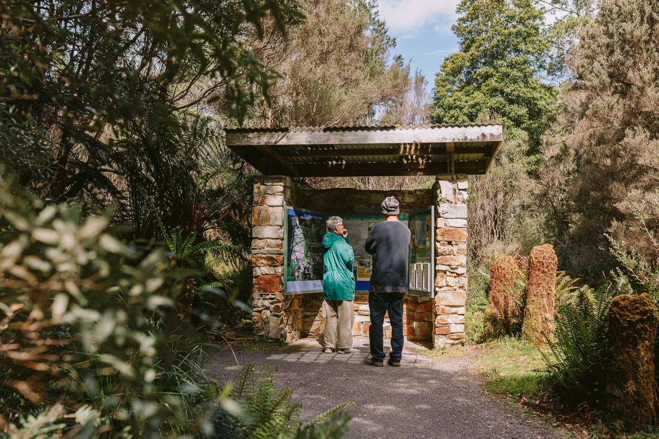 Nelson Falls Track Signage