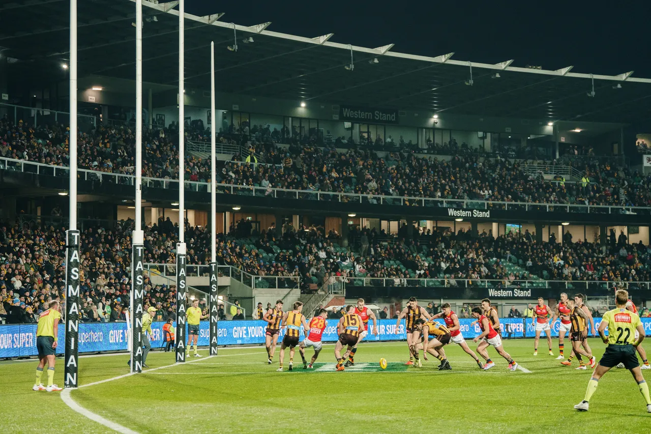 Hawthorn vs Adelaide at UTAS Stadium