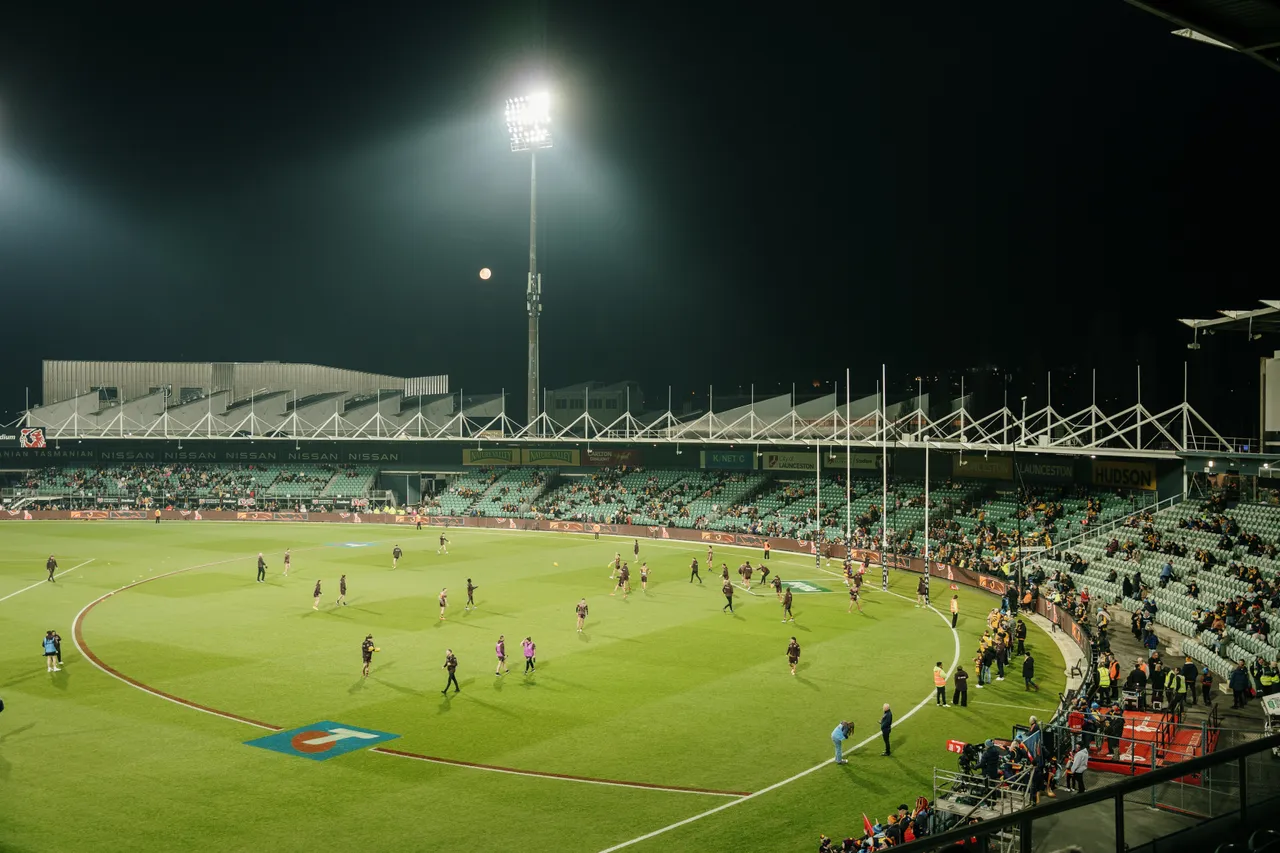 Players Warming Up at UTAS Stadium