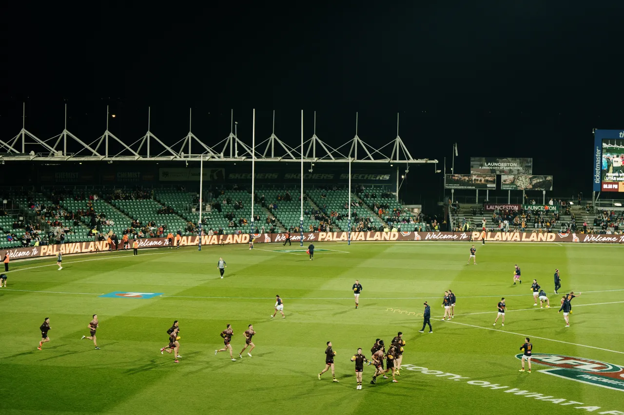 Players Warming Up at UTAS Stadium