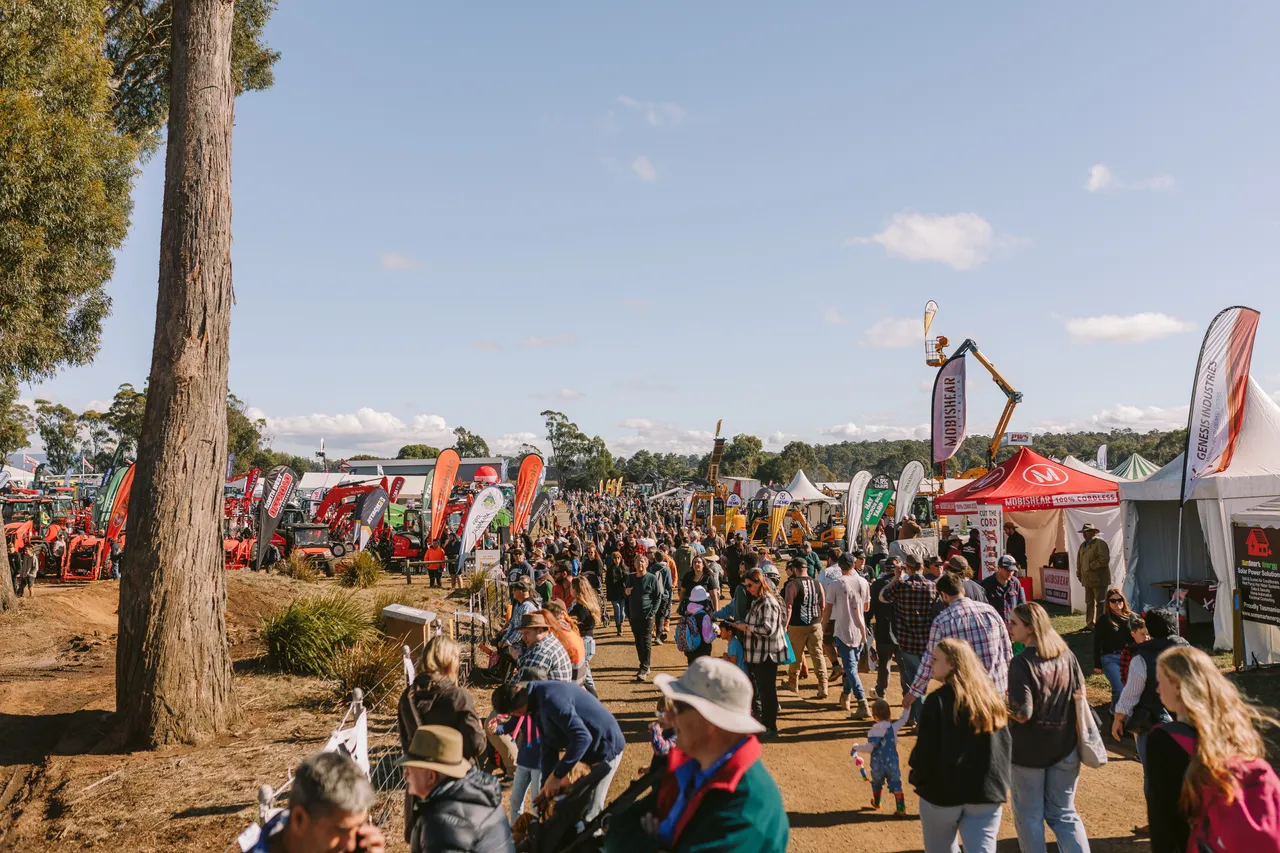 Crowds at Agfest