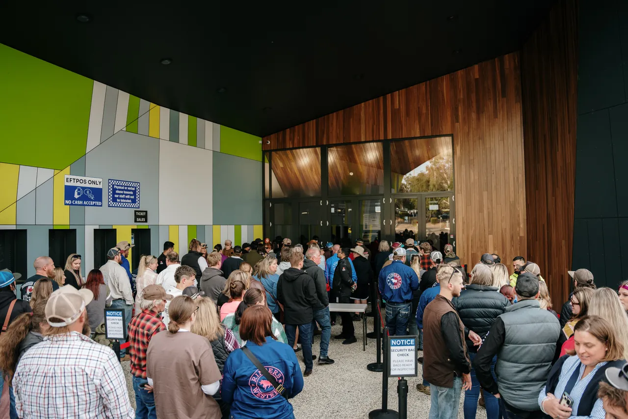 Queue Outside the Silverdome