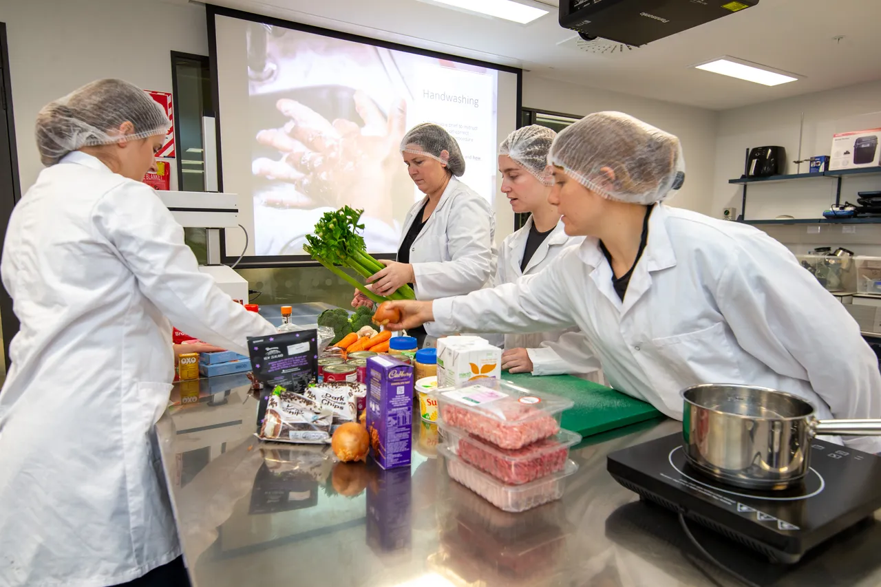 Food-Lab-002