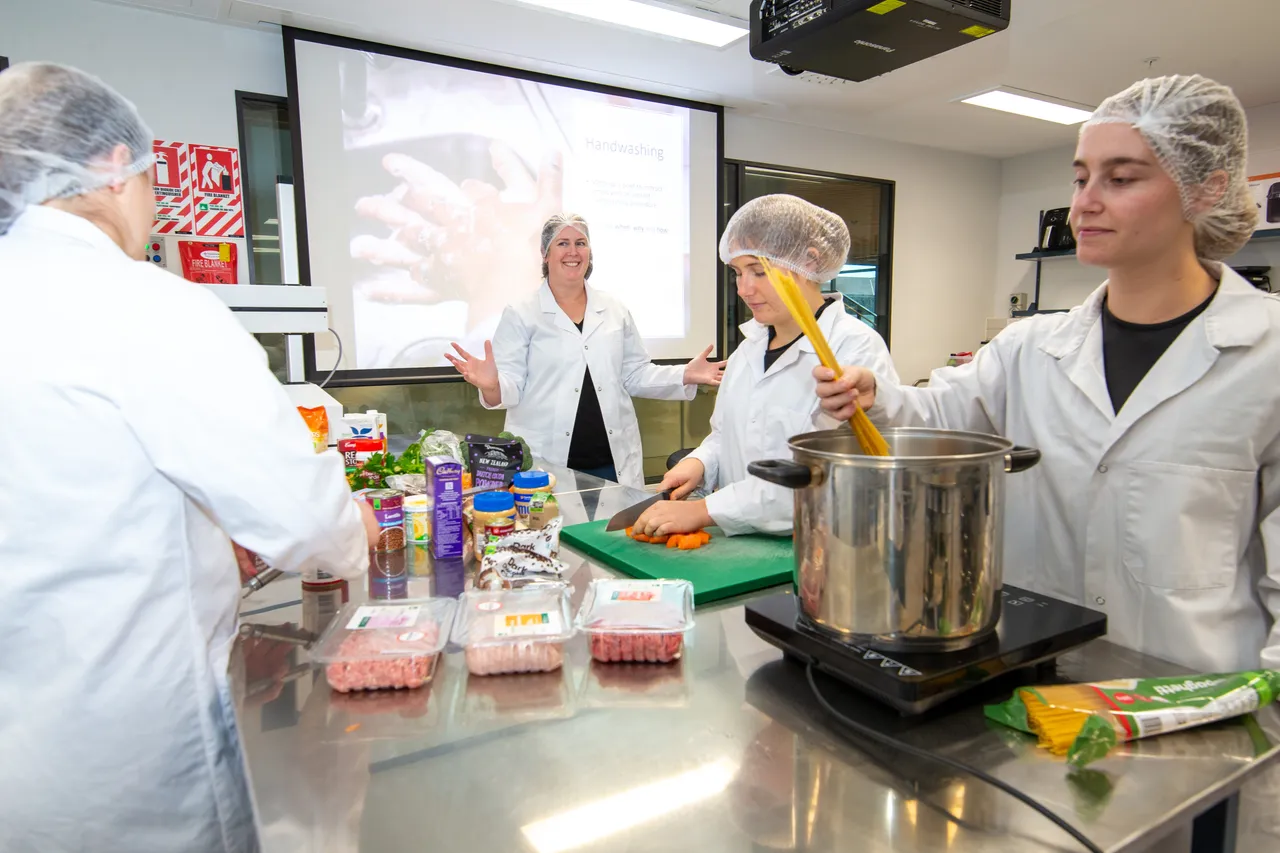 Food-Lab-004