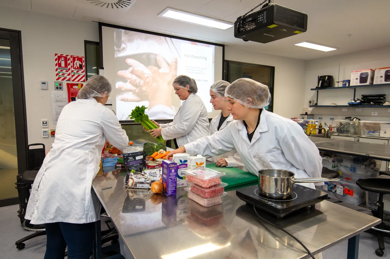 Food-Lab-001