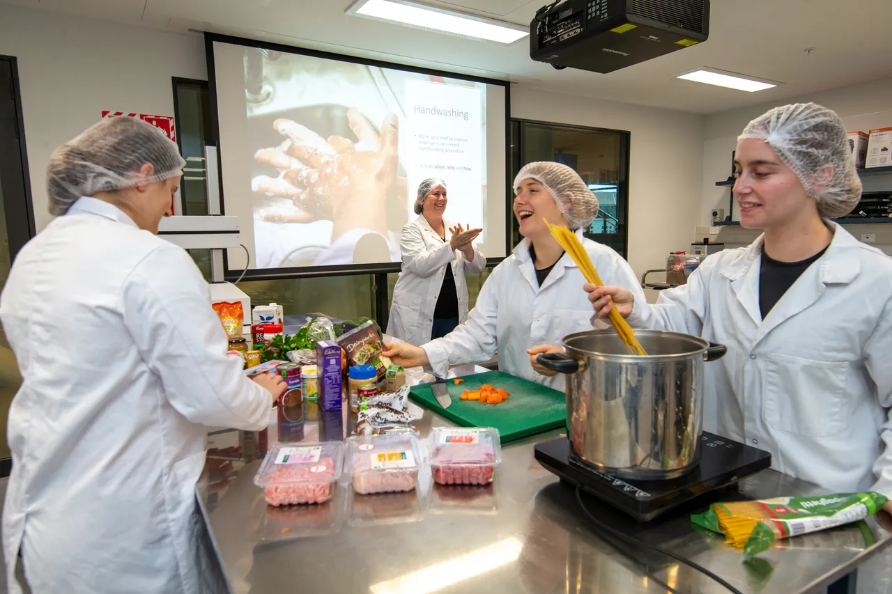 Food-Lab-003