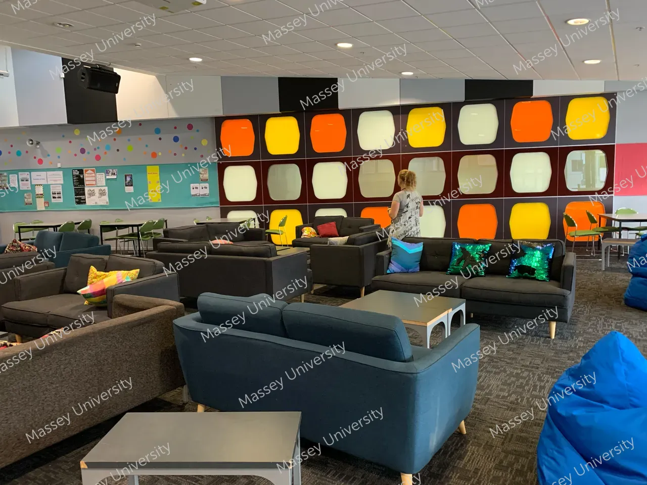 370421-musa-lounge-interesting-glass-panels