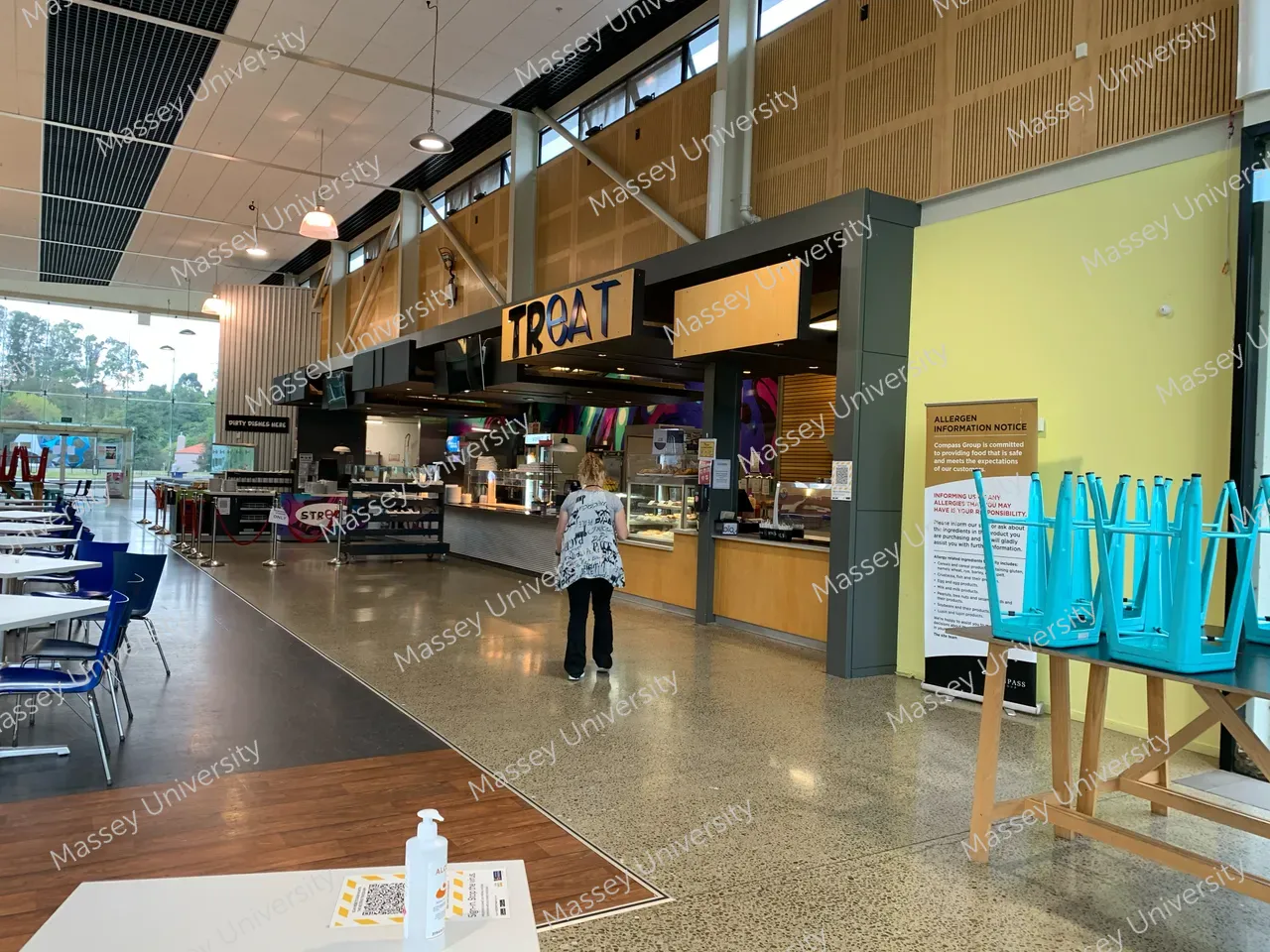 370440-student-cafe