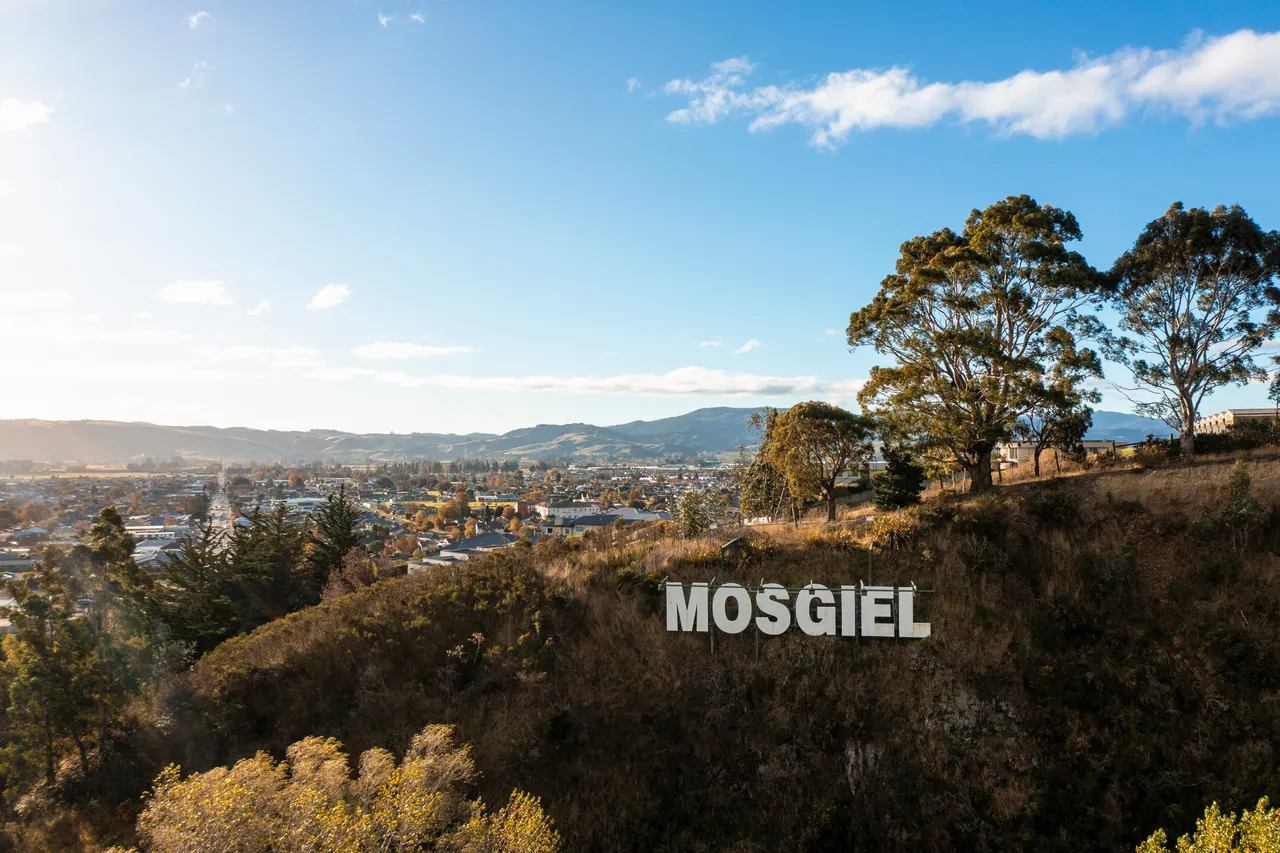 SCENIC_MosgielSignAutumn_005_DunedinNZ