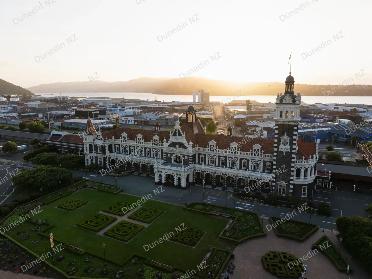 ATTRACTIONS_DunedinRailwayStationSunrise_003_DunedinNZ_