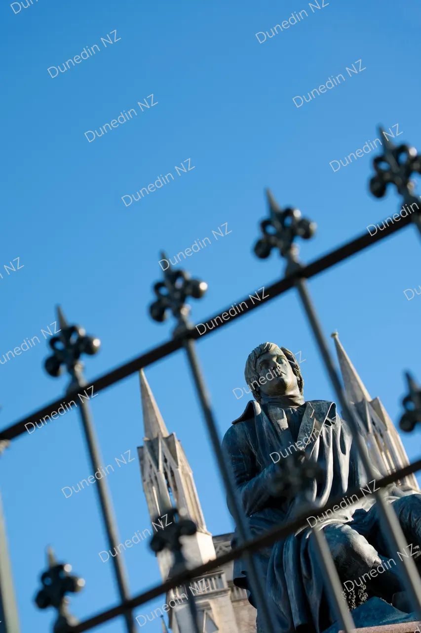 CITY_RobertBurnsStatue_DunedinNZ_001_PHP_0783