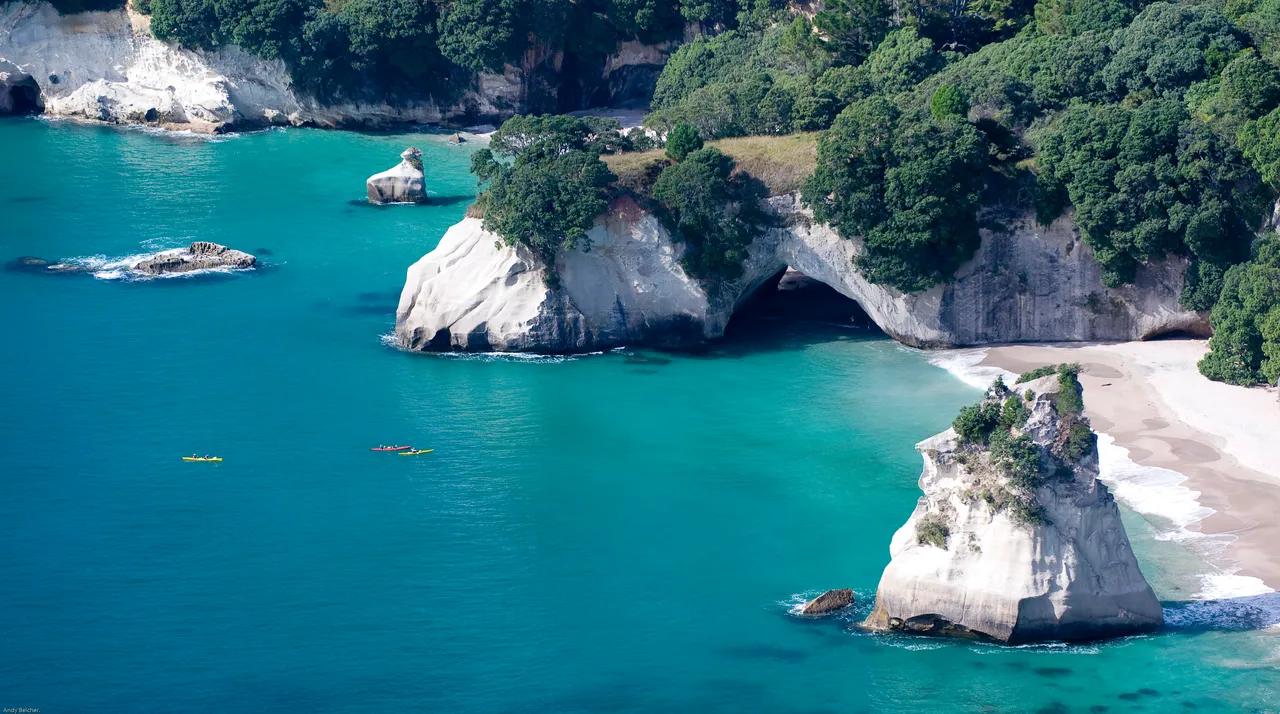 The iconic coastline of Cathedral Cove.