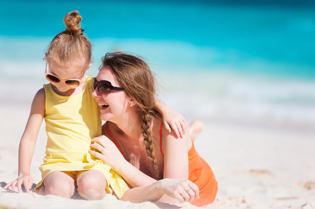 Paradise Coast - Family on the Beach