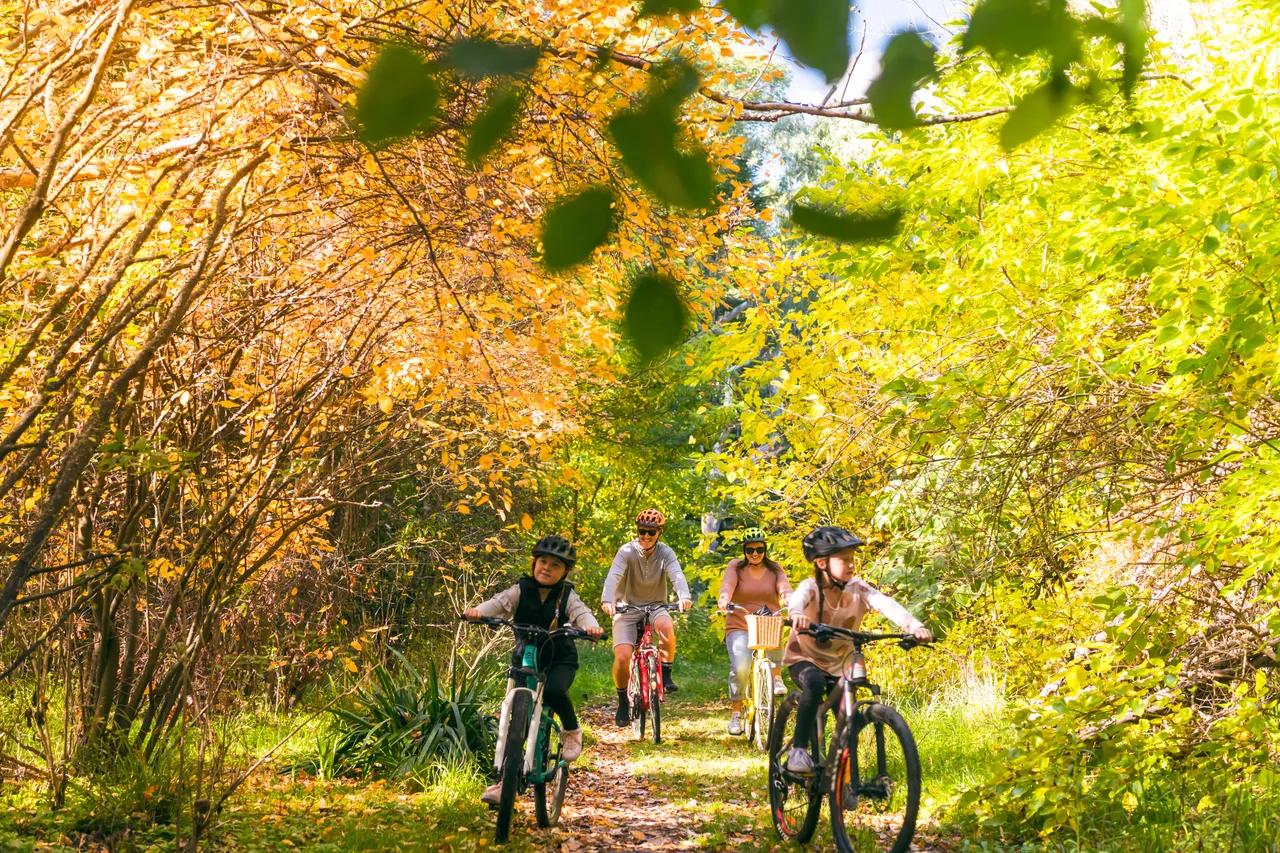 Family biking at the Taylor Dam