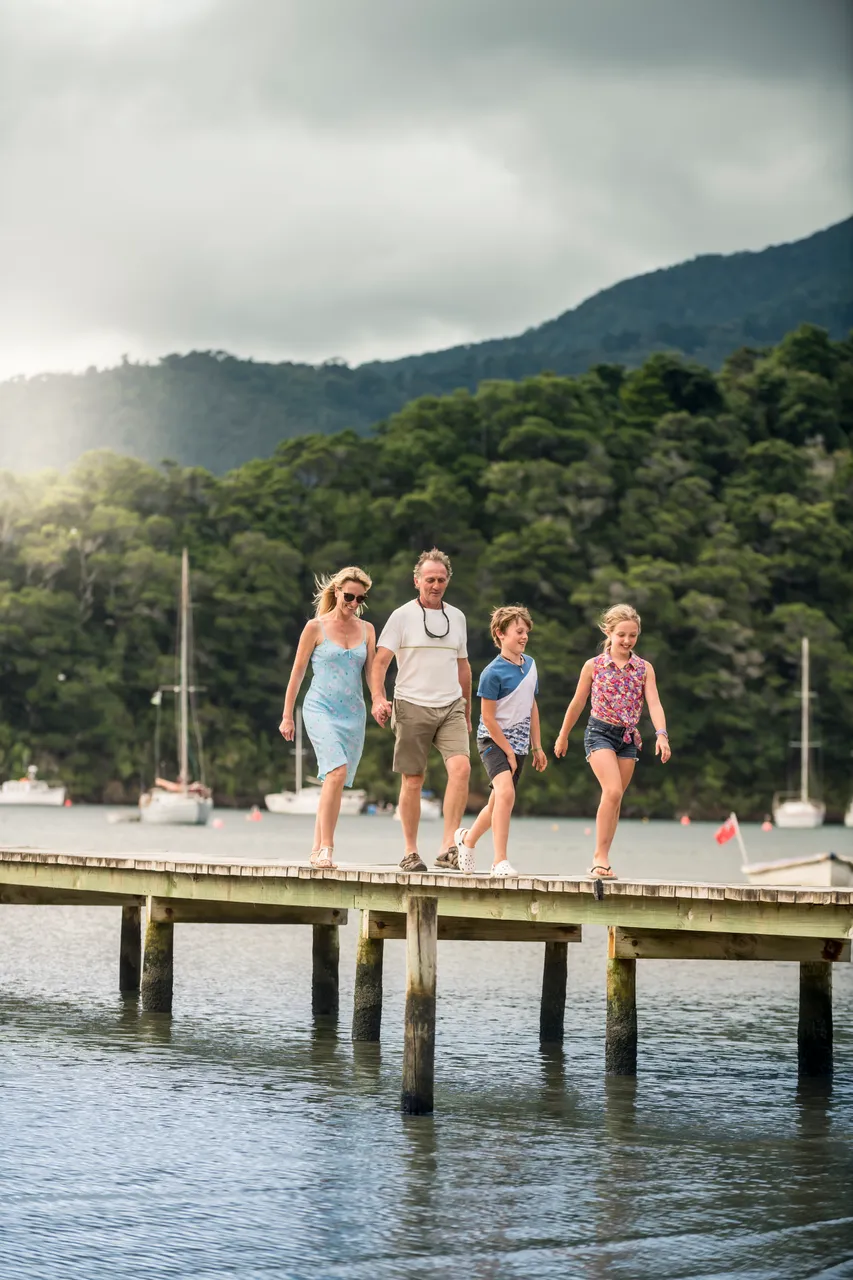 Ngakuta Bay wharf family (5)