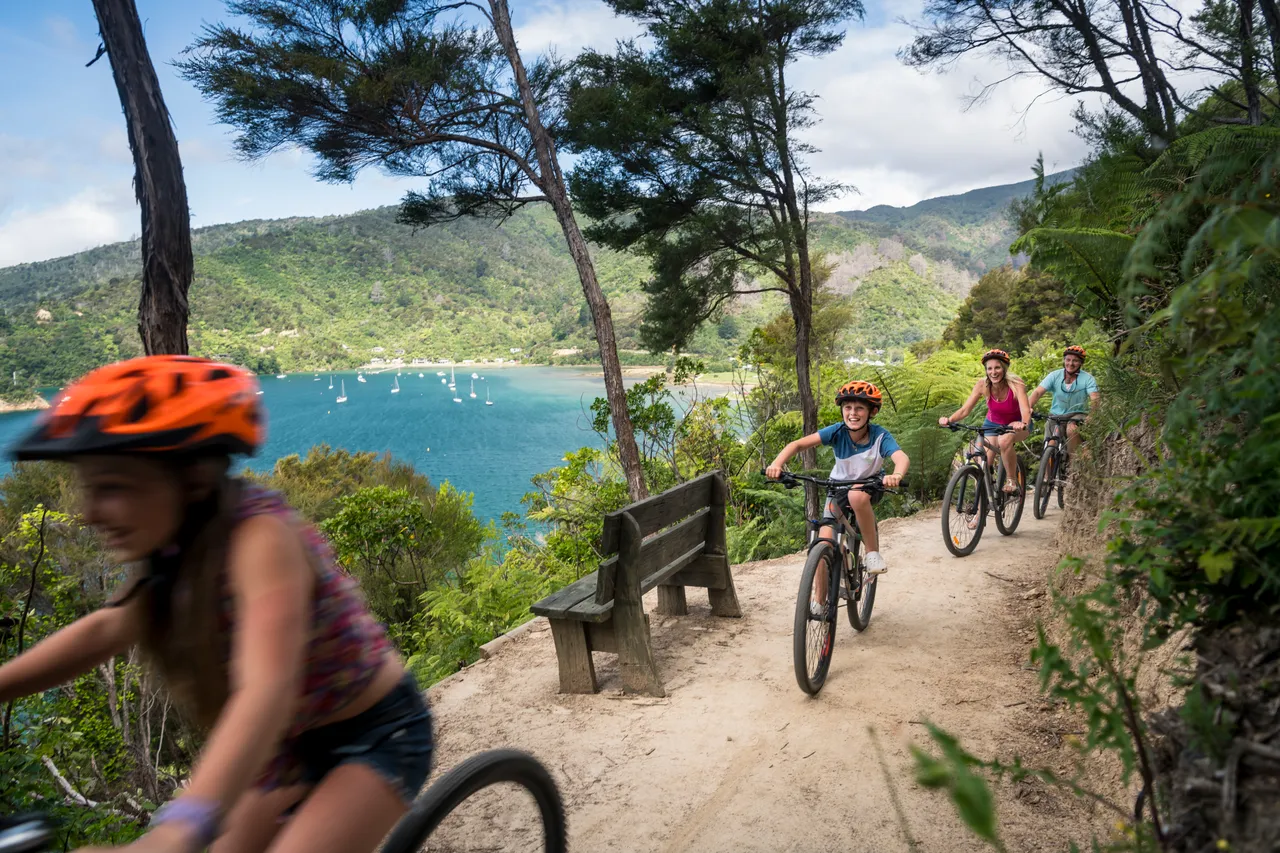 Ngakuta Bay Link Pathway family (3)
