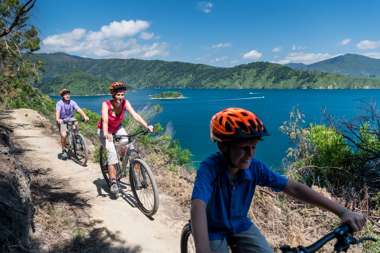 Snout track family biking (2)