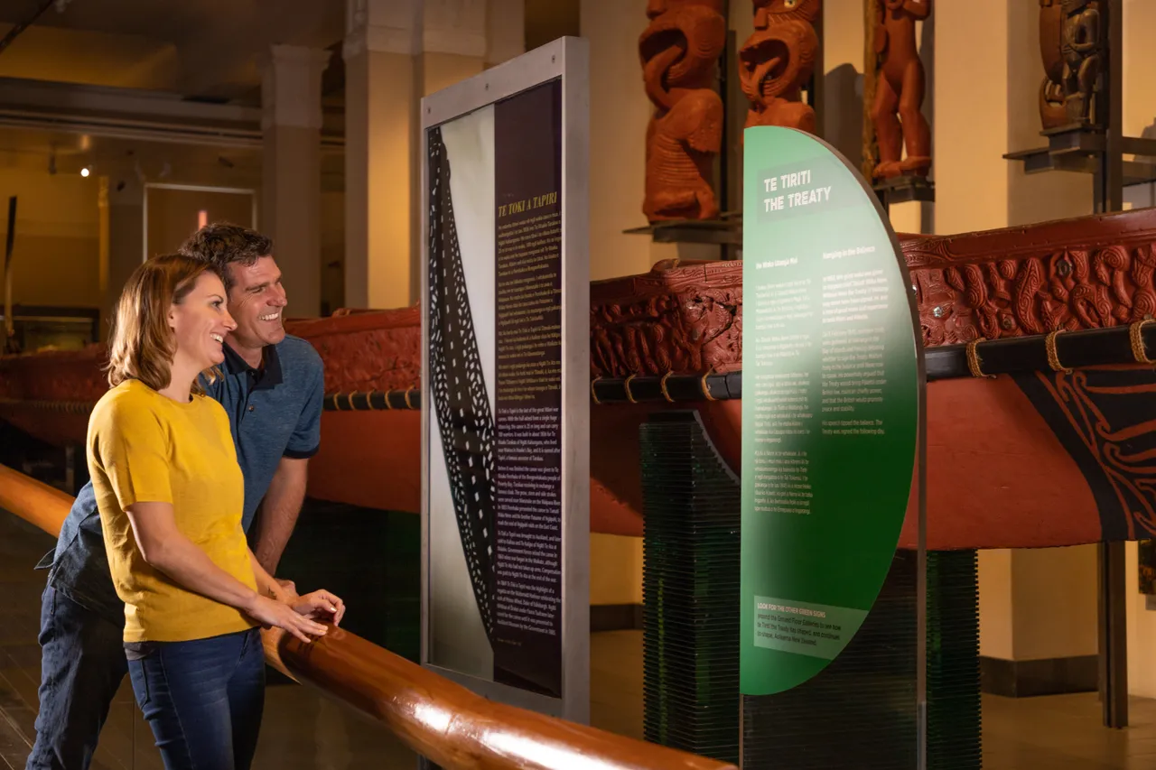 Exploring Auckland Museum - Auckland Explorer Bus