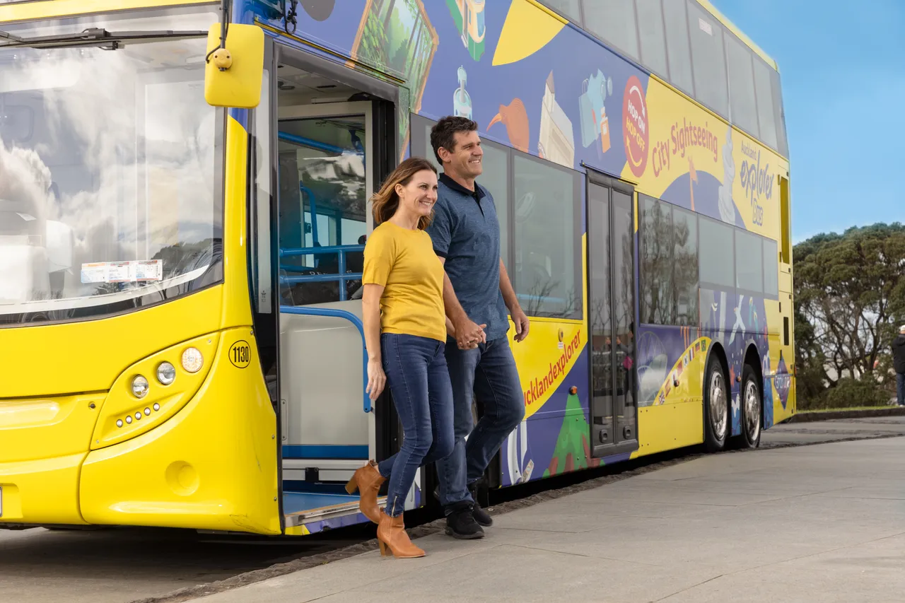 Hopping Off Bus - Auckland Explorer Bus