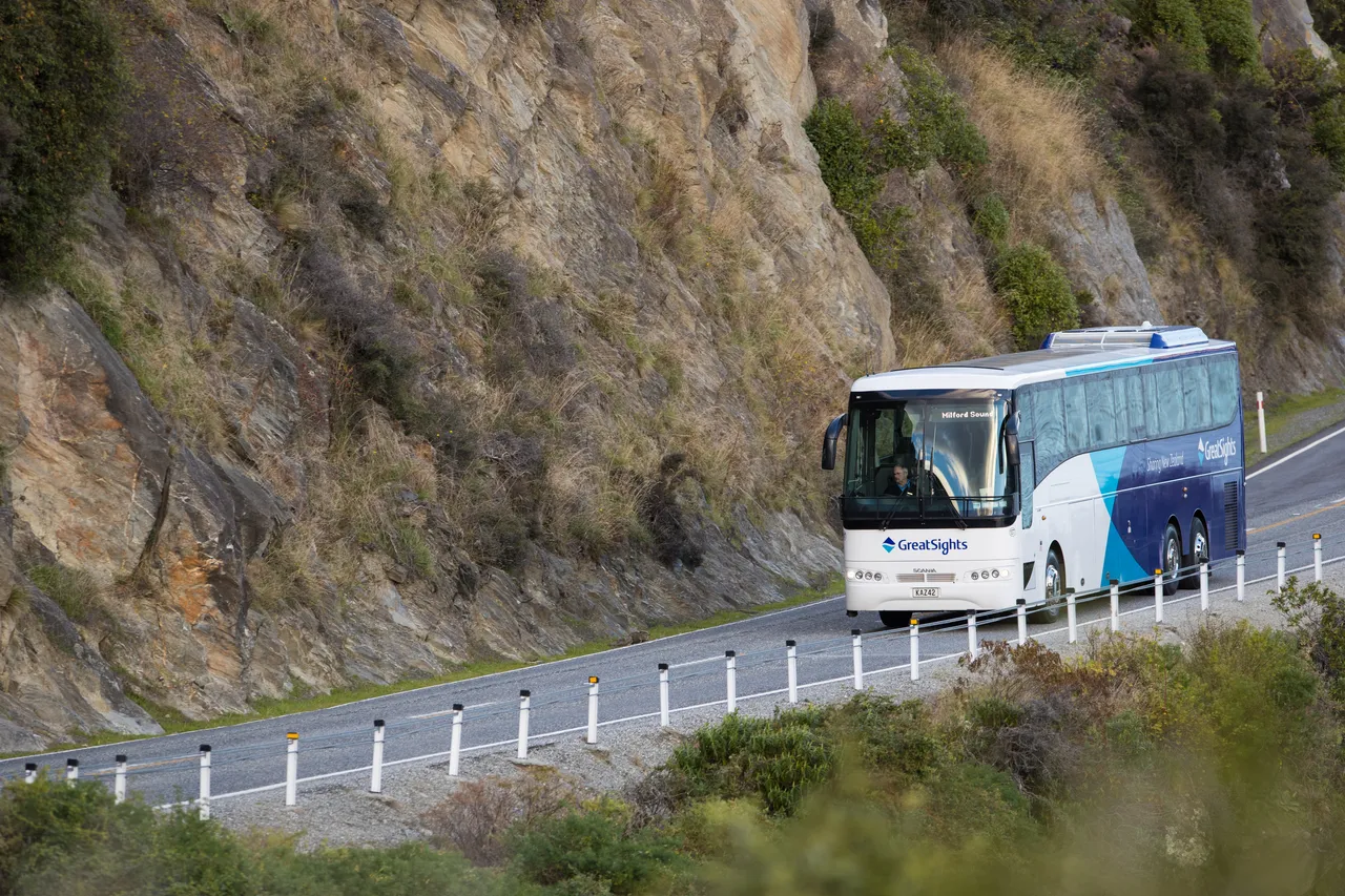 GreatSights coach on South Island road