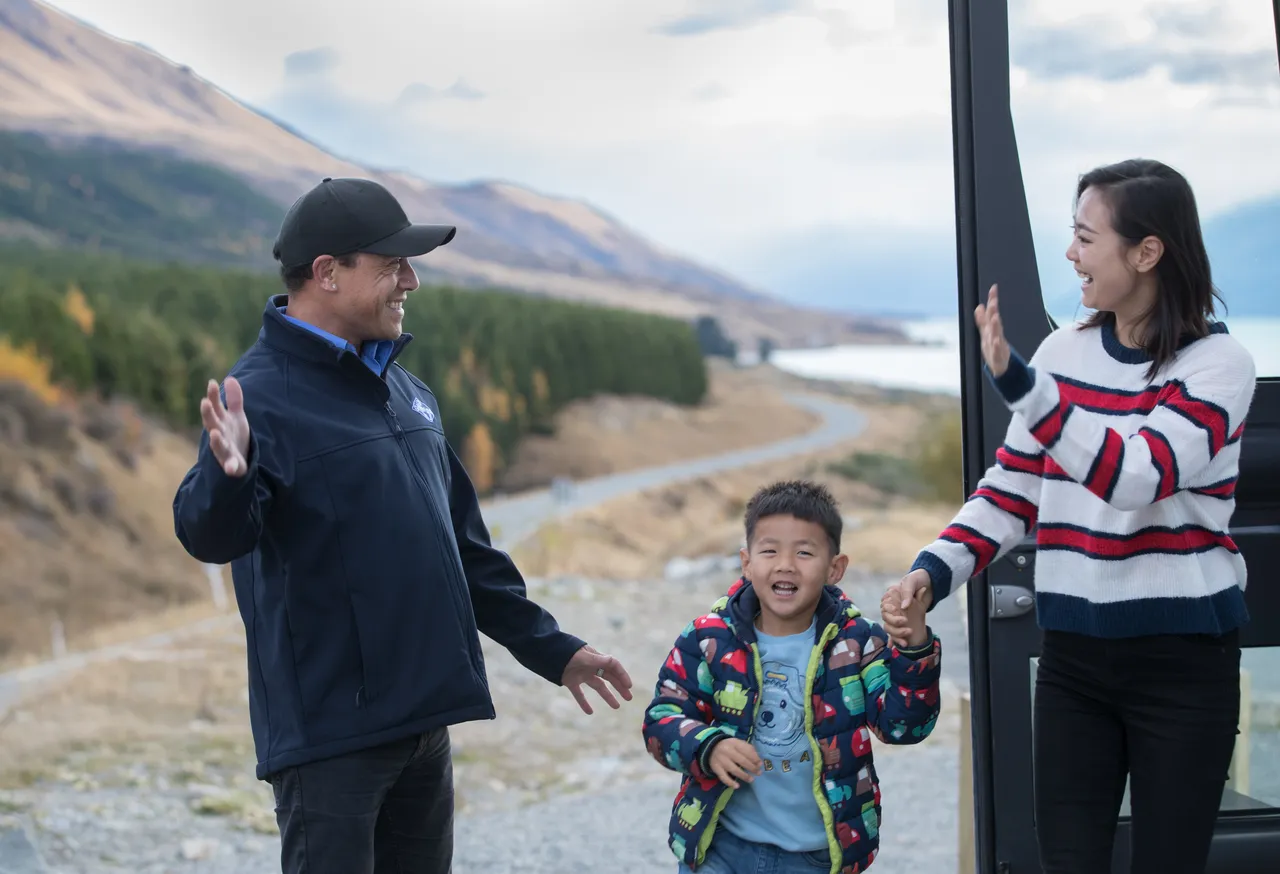 GrayLine driver waves to Chinese guests