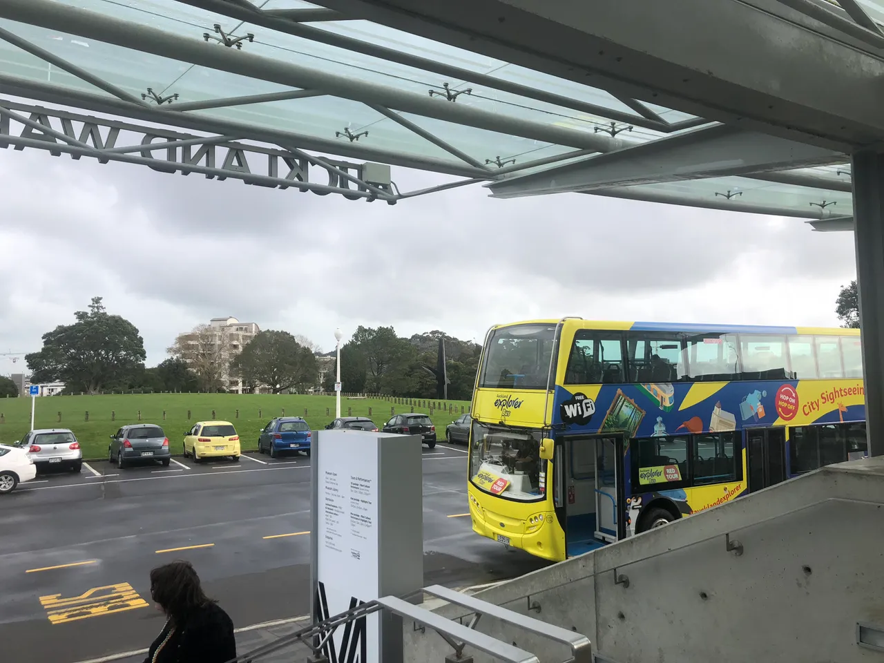 Auckland Explorer Bus at Auckland Museum