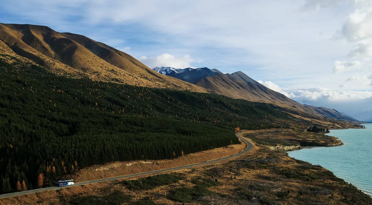 GreatSights coach driving along Lake Pukaki