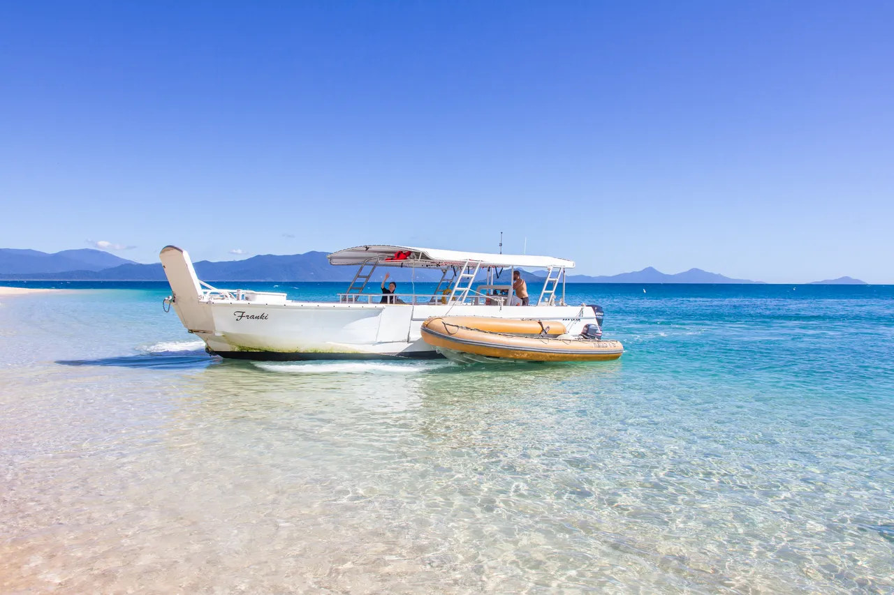 Calm water and vessels - Frankland Island Reef Cruises
