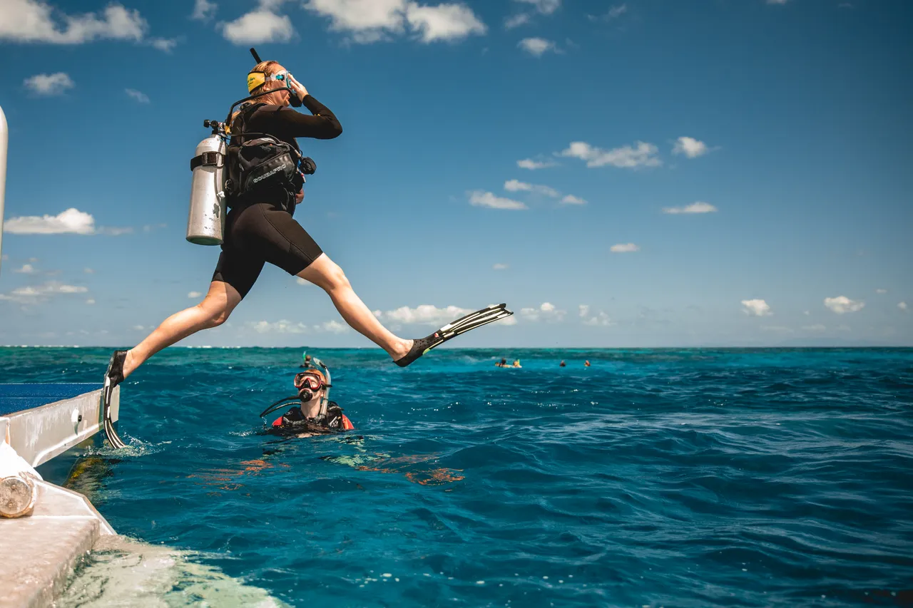 Divers Den Aqua Quest Diving In (4)