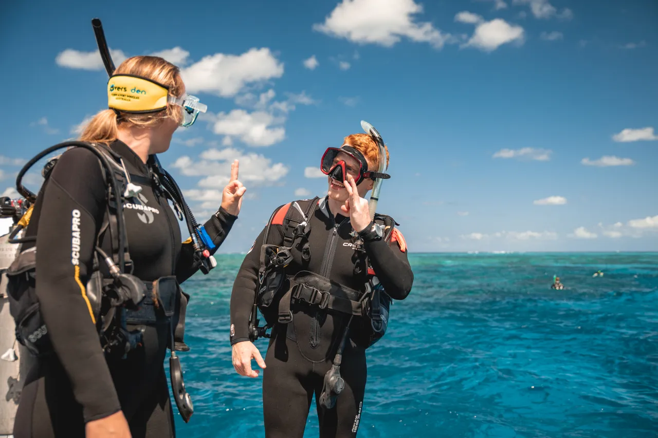 Divers Den Aqua Quest Getting Ready to Dive (10)
