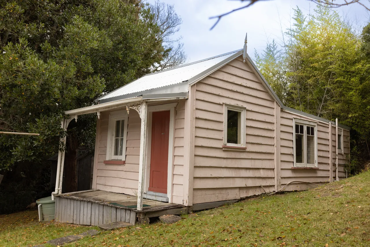 The Hut, Yarborough Street, Kohukohu.