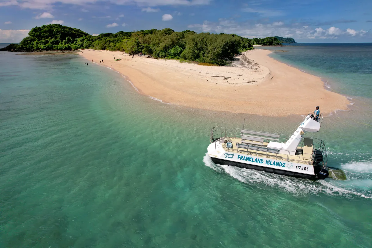 semisub approaches Norman Island