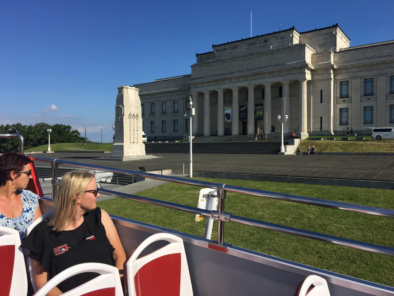 Soaring Kiwi Open Top Bus Looking At Auckland Museum - Auckland Explorer Bus