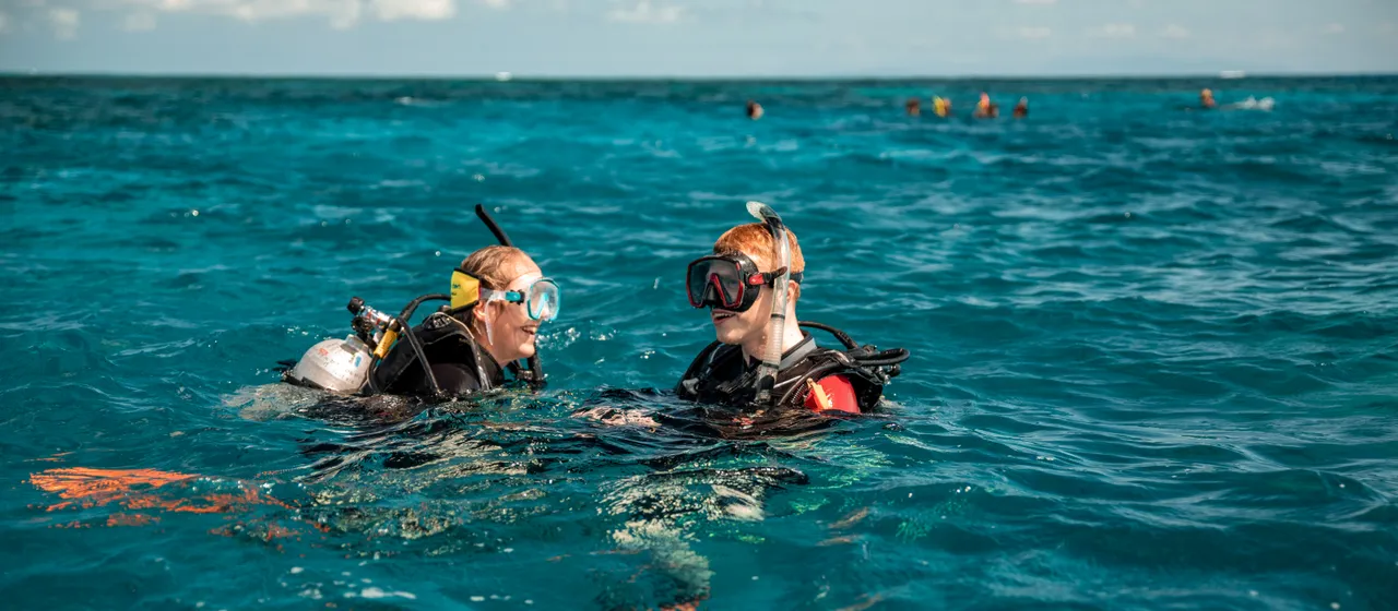 Divers Den Aqua Quest Divers in the Water (1)
