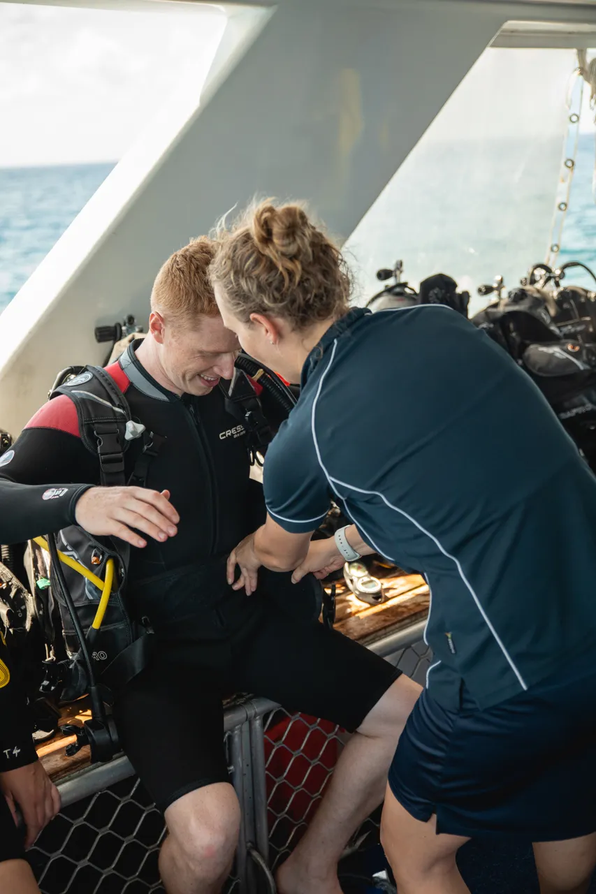 Divers Den Aqua Quest Gearing up on the Dive Deck (7)