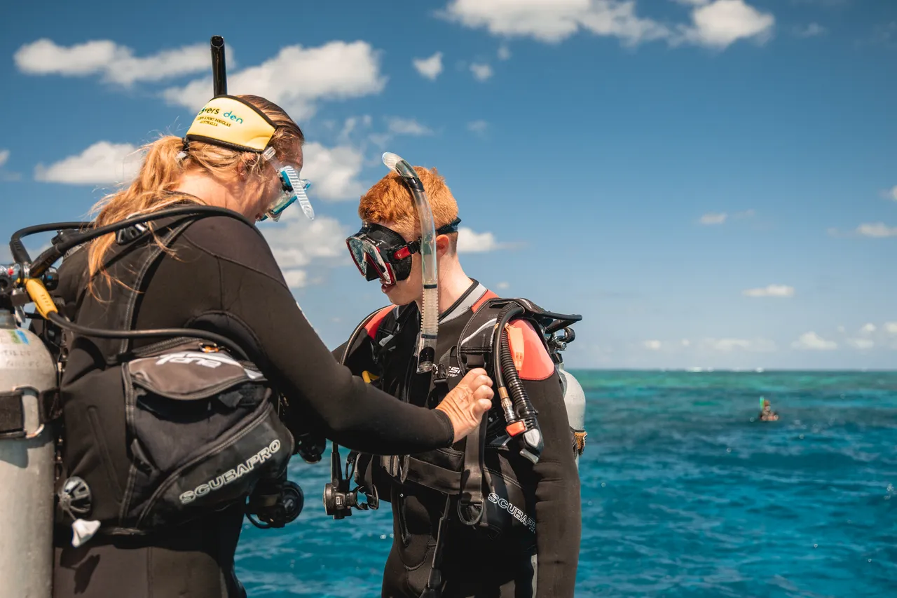Divers Den Aqua Quest Getting Ready to Dive (1)