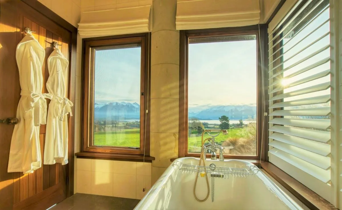 Cabot Lodge Premier Ensuite - Southland, New Zealand - Credit Cabot Lodge (1)