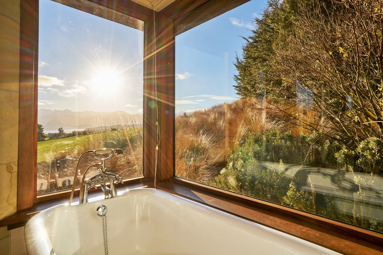 Cabot Lodge Premier Ensuite - Southland, New Zealand - Credit Cabot Lodge (2)
