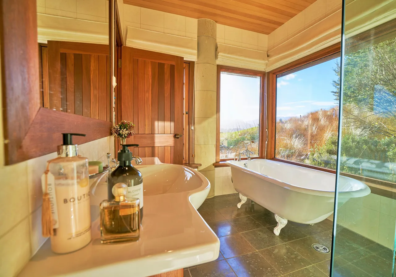 Cabot Lodge Deluxe Suite - Southland, New Zealand - Credit Cabot Lodge (6)