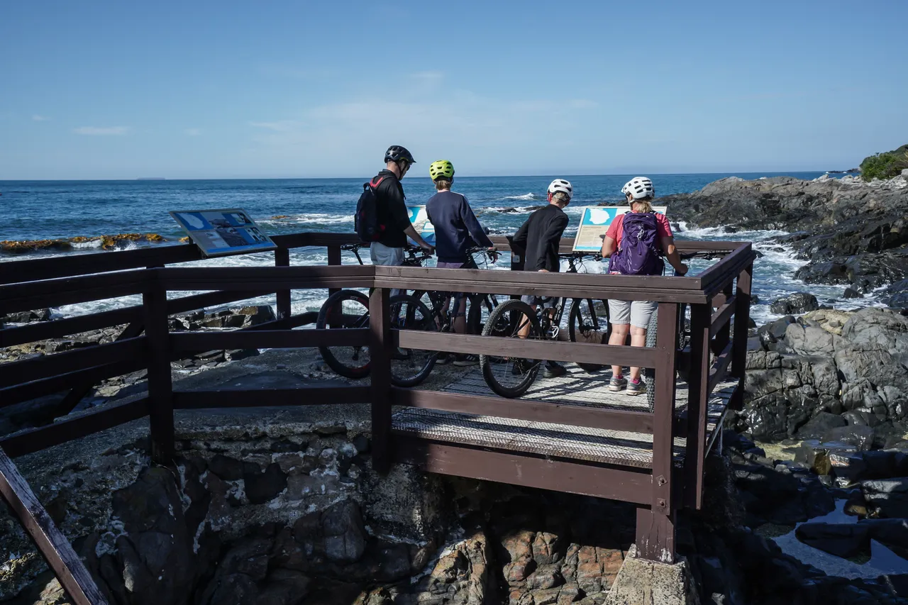 Stirling Point Lighthouse Bluff - Southland, New Zealand - Credit Great South (7)
