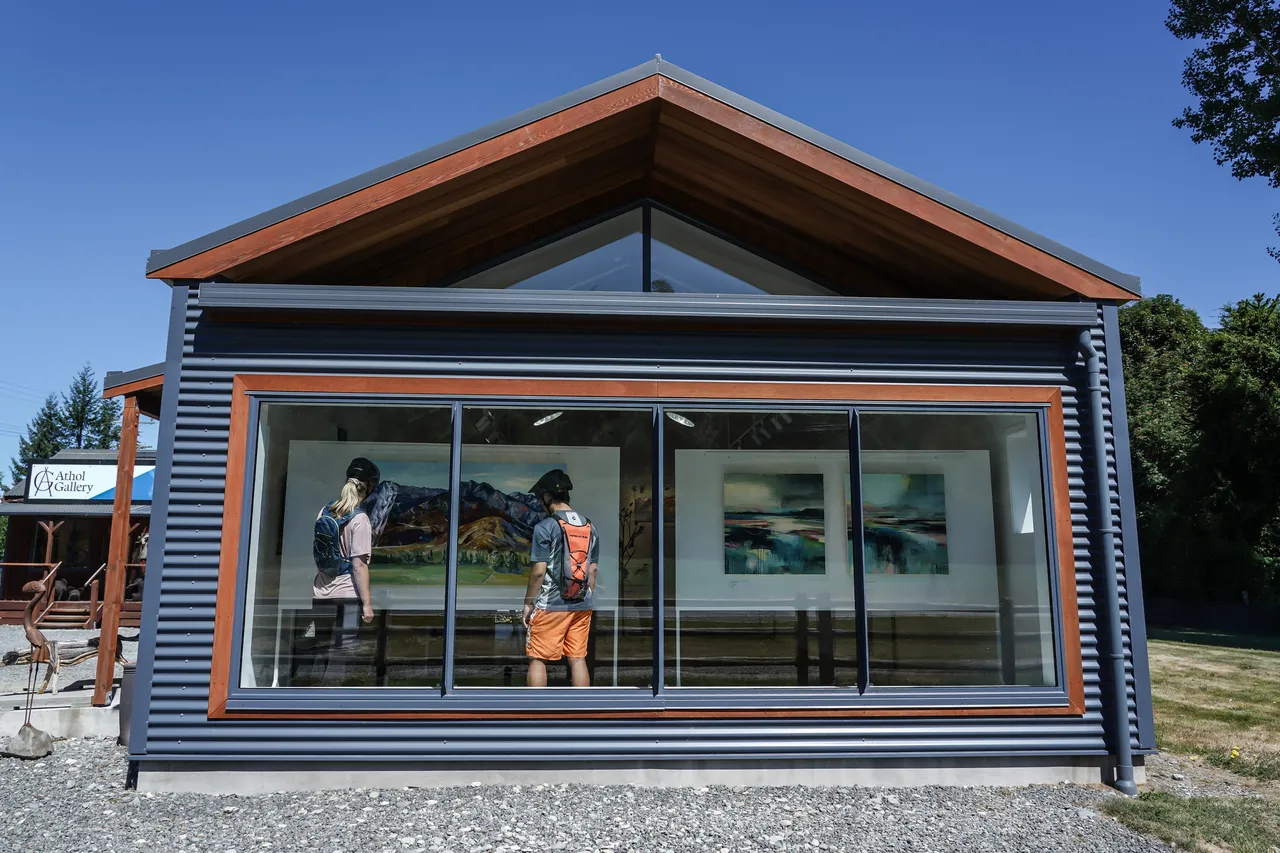 Around The Mountains Cycle Trail - Athol Art Gallery - Southland, New Zealand - Credit Great South (4)