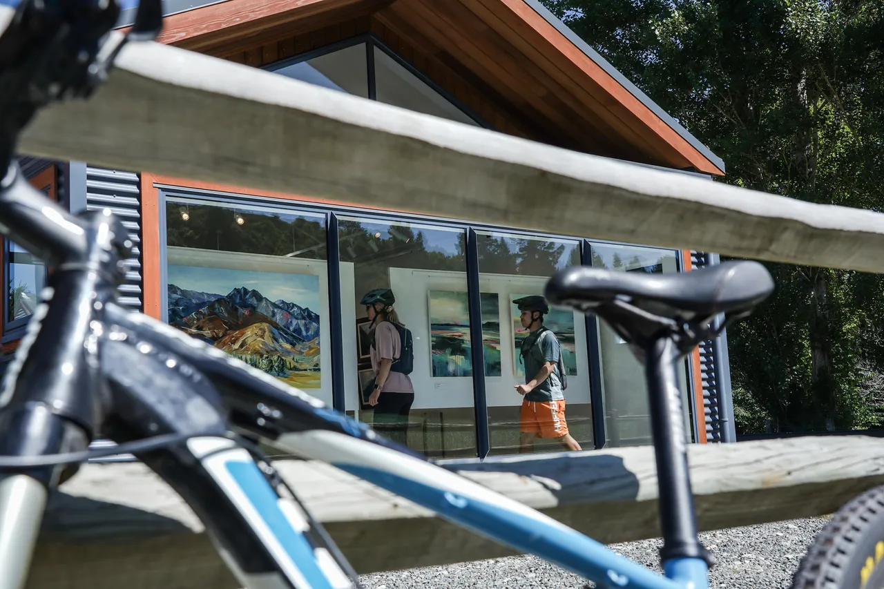 Around The Mountains Cycle Trail - Athol Art Gallery - Southland, New Zealand - Credit Great South (1)